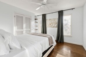 2 bedrooms, iron/ironing board, WiFi, bed sheets - Pet-Friendly, King Bed, Fenced Backyard - Perfect for Families or Work Groups (Columbia)