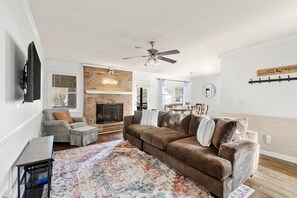 Smart TV, video games - Pet-Friendly, King Bed, Fenced Backyard - Perfect for Families or Work Groups (Columbia)