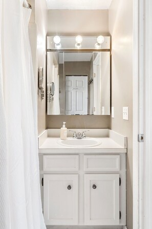 Ducha, secador de pelo, toallas y champú