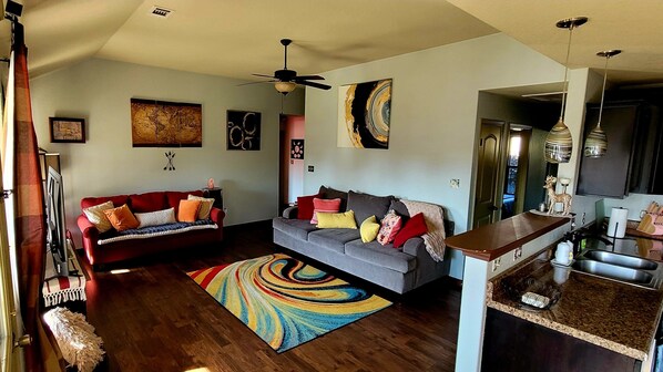 Smart TV, books, stereo - Safe,secluded, family and pet friendly! 3-bedroom house in peaceful Hot Springs! (Hot Springs)