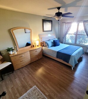 3 bedrooms, iron/ironing board, free WiFi, bed sheets - Safe,secluded, family and pet friendly! 3-bedroom house in peaceful Hot Springs! (Hot Springs)