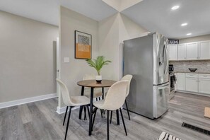 Dining - Modern 3 Bedroom/3 Bathroom ATL Retreat! (Atlanta)