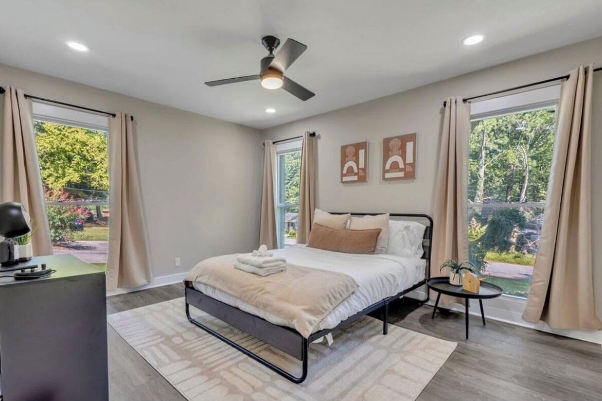 3 bedrooms, iron/ironing board, internet, bed sheets