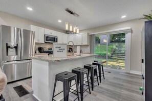 Private kitchen - Modern 3 Bedroom/3 Bathroom ATL Retreat! (Atlanta)