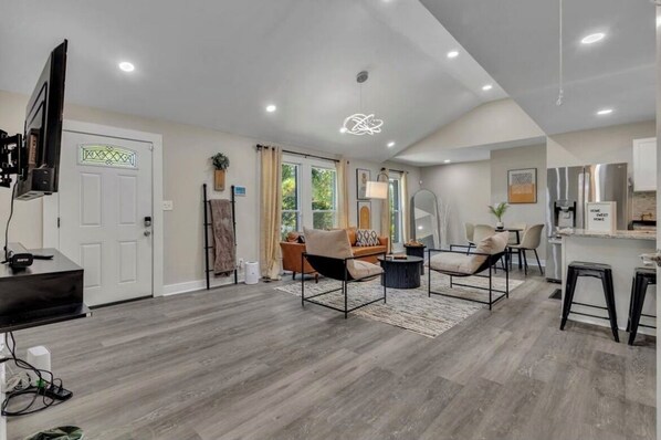 Interior - Modern 3 Bedroom/3 Bathroom ATL Retreat! (Atlanta)