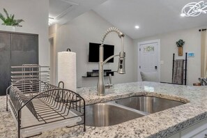 Interior - Modern 3 Bedroom/3 Bathroom ATL Retreat! (Atlanta)