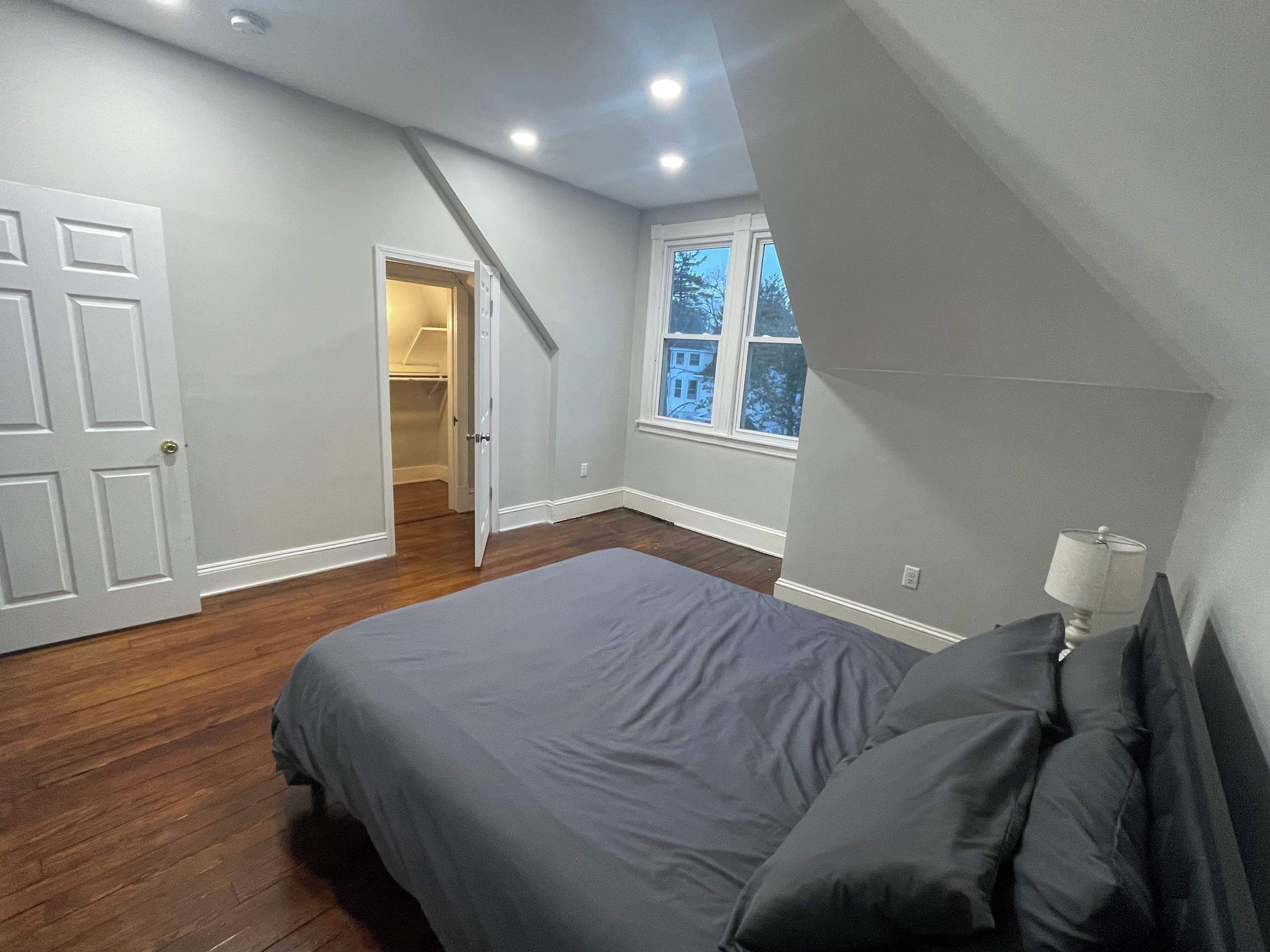 Desk, WiFi, bed sheets