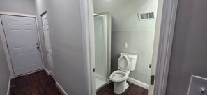 Shower, towels - Apartment in Middletown-Wesleyan 301 (Middletown)