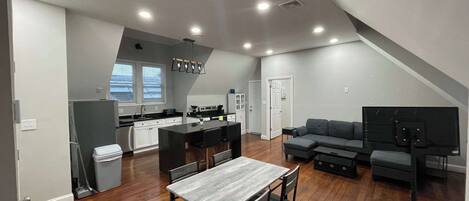 Un apartamento moderno con cocina, comedor y sala de estar.