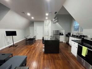 Frigorífic, microones, forn i placa de cuina 