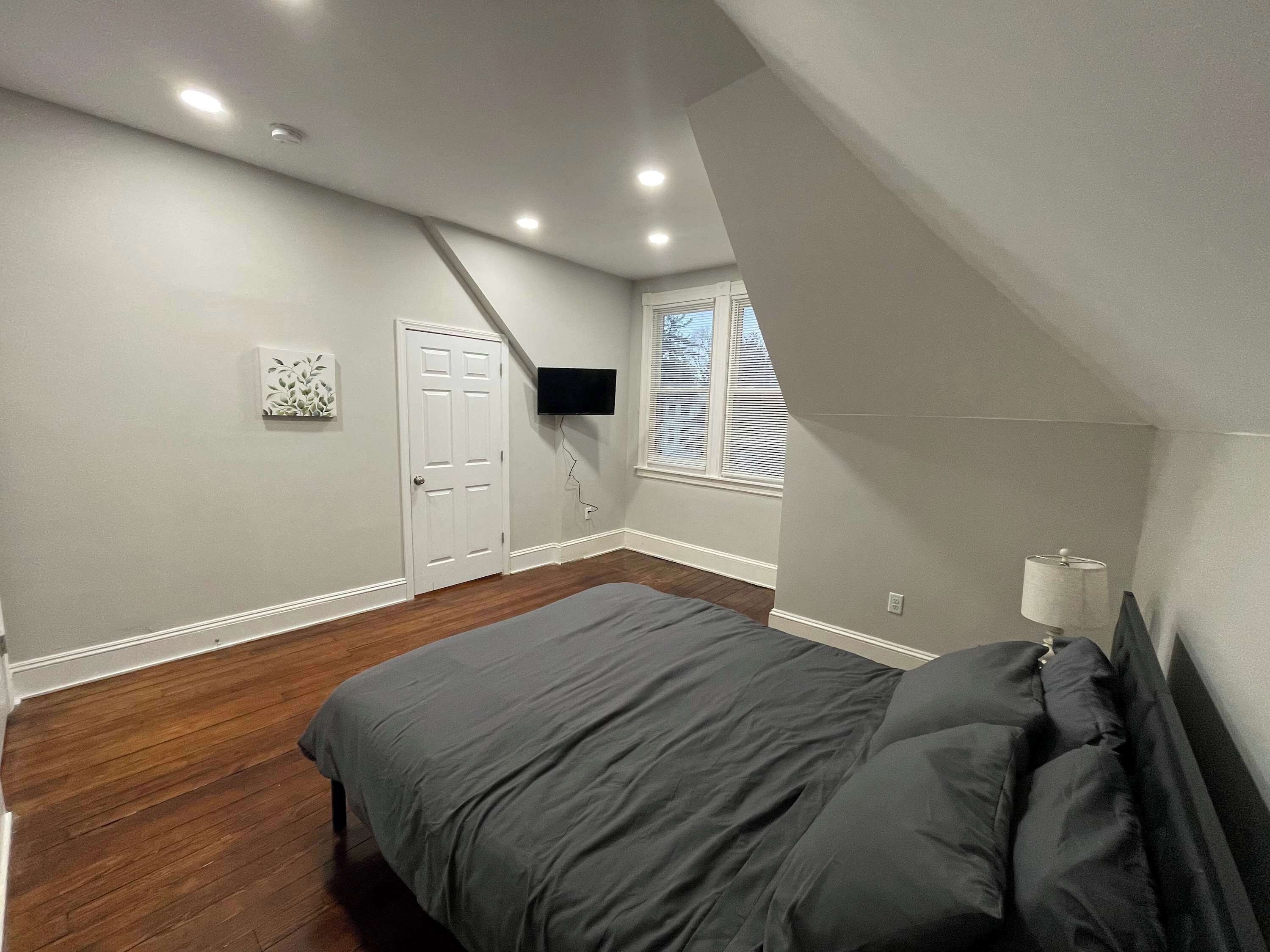 Een bureau, wifi, beddengoed