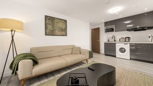 Un saló modern amb un sofà, una taula de centre i una làmpada.