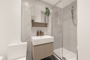 Shower, hair dryer, towels, soap - The Manchester Chic Flat |Modern Living | Sleeps 4 (Manchester)