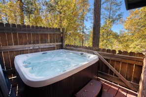 Outdoor spa tub - Pinetop Vista - The Eagle (Pinetop)