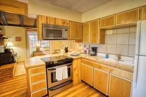 Fridge, microwave, oven, stovetop - Pinetop Vista - The Ski Cabin (Pinetop)