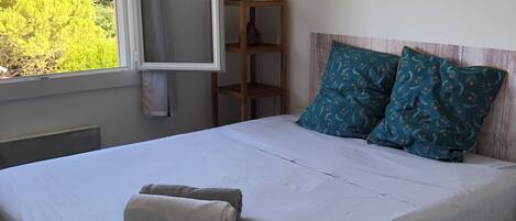 Iron/ironing board, WiFi, bed sheets