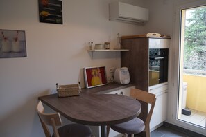 Dining - Quiet apartment near zoo, university, hospitals and research centers (Montpellier)