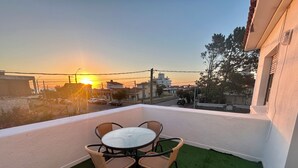 Outdoor dining - 100 meters from the sea in Piriapolis Downtown Piriapolis Full house w/ barbecue and garage (Piriápolis)