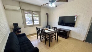 Living area - 100 meters from the sea in Piriapolis Downtown Piriapolis Full house w/ barbecue and garage (Piriápolis)