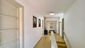 A hallway with a staircase leading to a door at the end. - 100 meters from the sea in Piriapolis Downtown Piriapolis Full house w/ barbecue and garage (Piriápolis)