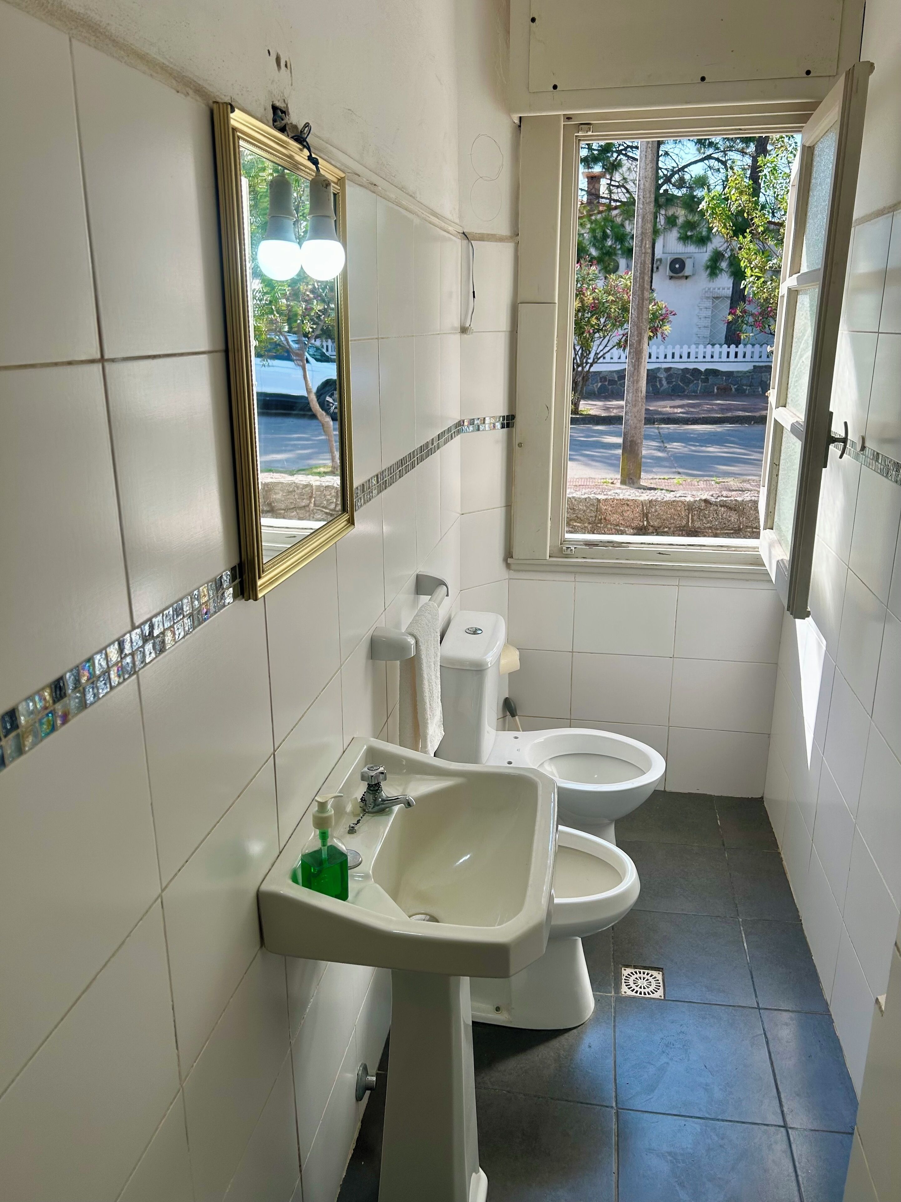 Haartrockner, Bidet, Handtücher, Toilettenpapier