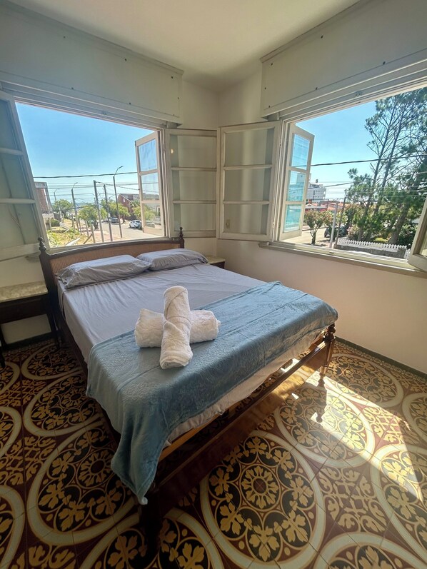 4 bedrooms, bed sheets