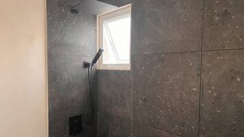 Douche, baignoire Ă jets, serviettes fournies, savon