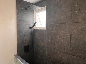 Douche, baignoire à jets, serviettes fournies, savon