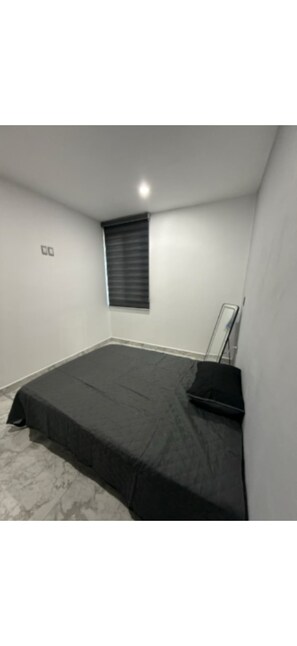 Strykejern/-brett, internettilgang og sengetøy