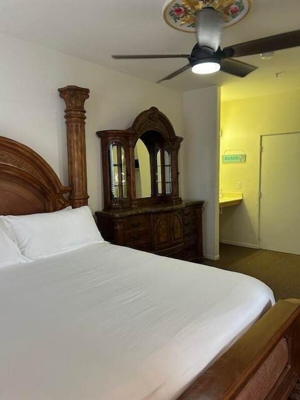 Room - The Low Tide Lounge. (Oceano)