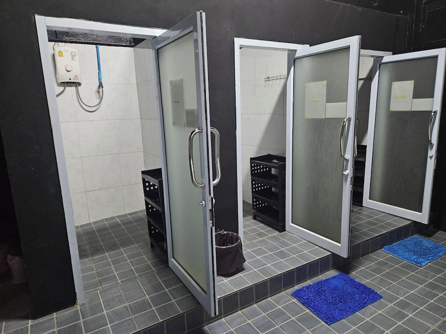 Dormitorio compartido | Baño | Toallas, jabón, champú y papel higiénico
