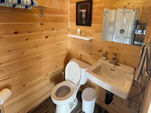 Shower, towels, toilet paper - Tidal's Edge Cottage (Fortune Bridge)