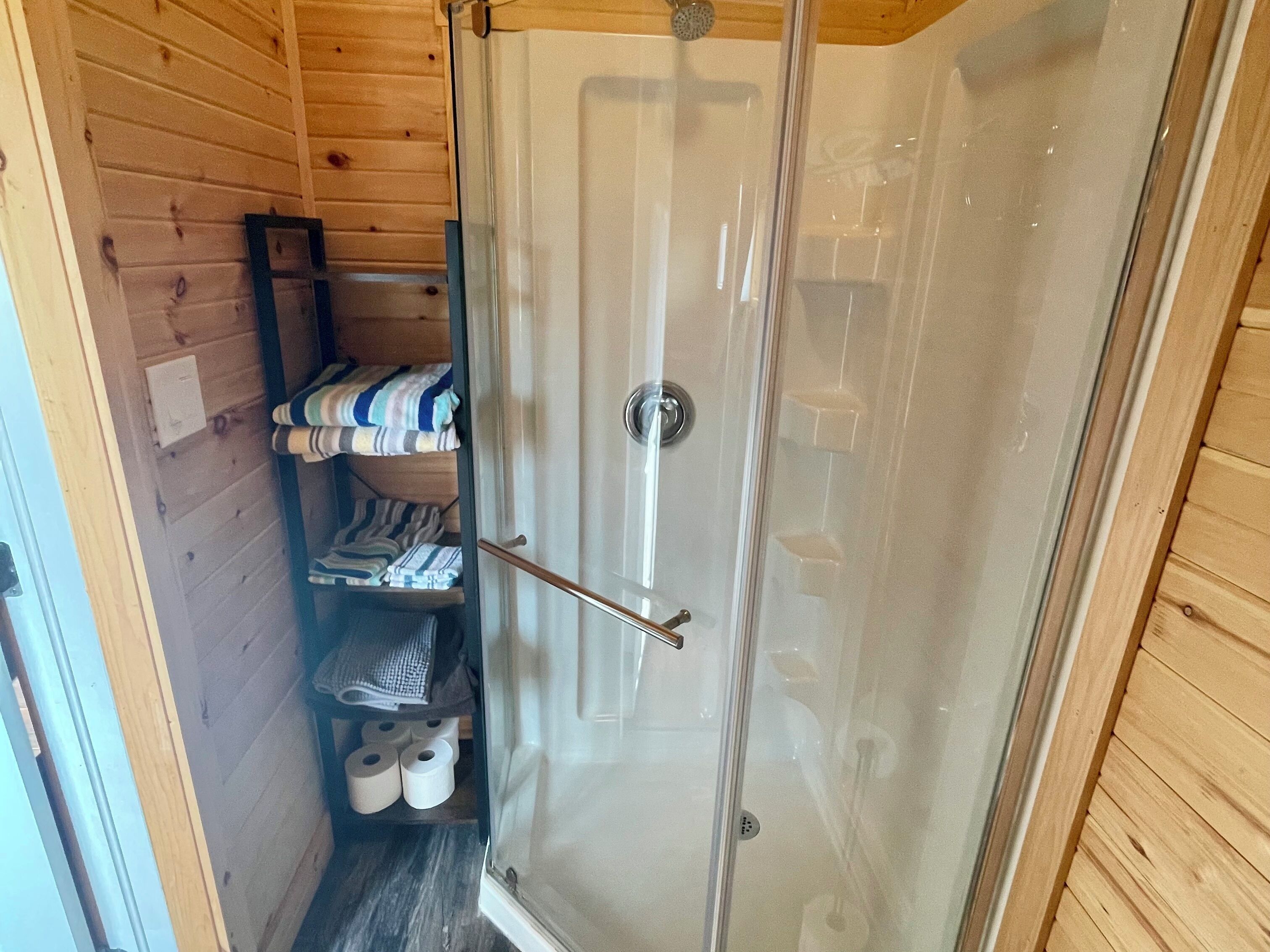 Dusche, Handtücher, Toilettenpapier