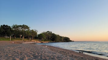 Chaises longues, serviettes de plage