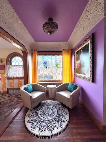 Lakefront Paradise: Charming 2BR Home with Lake Views - Walk to Beach!