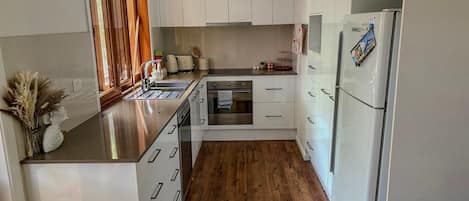 Micro-ondes, four, plaque de cuisson