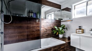 Towels, soap, toilet paper - Sunny Byron Bay House Just 700m from the Beach (Lennox Head)
