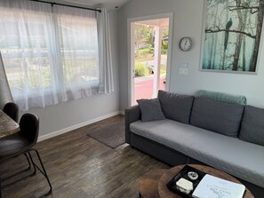 TV, fireplace - Mira Bella North - 1BR Tiny House in Lake Helen (Lake Helen)