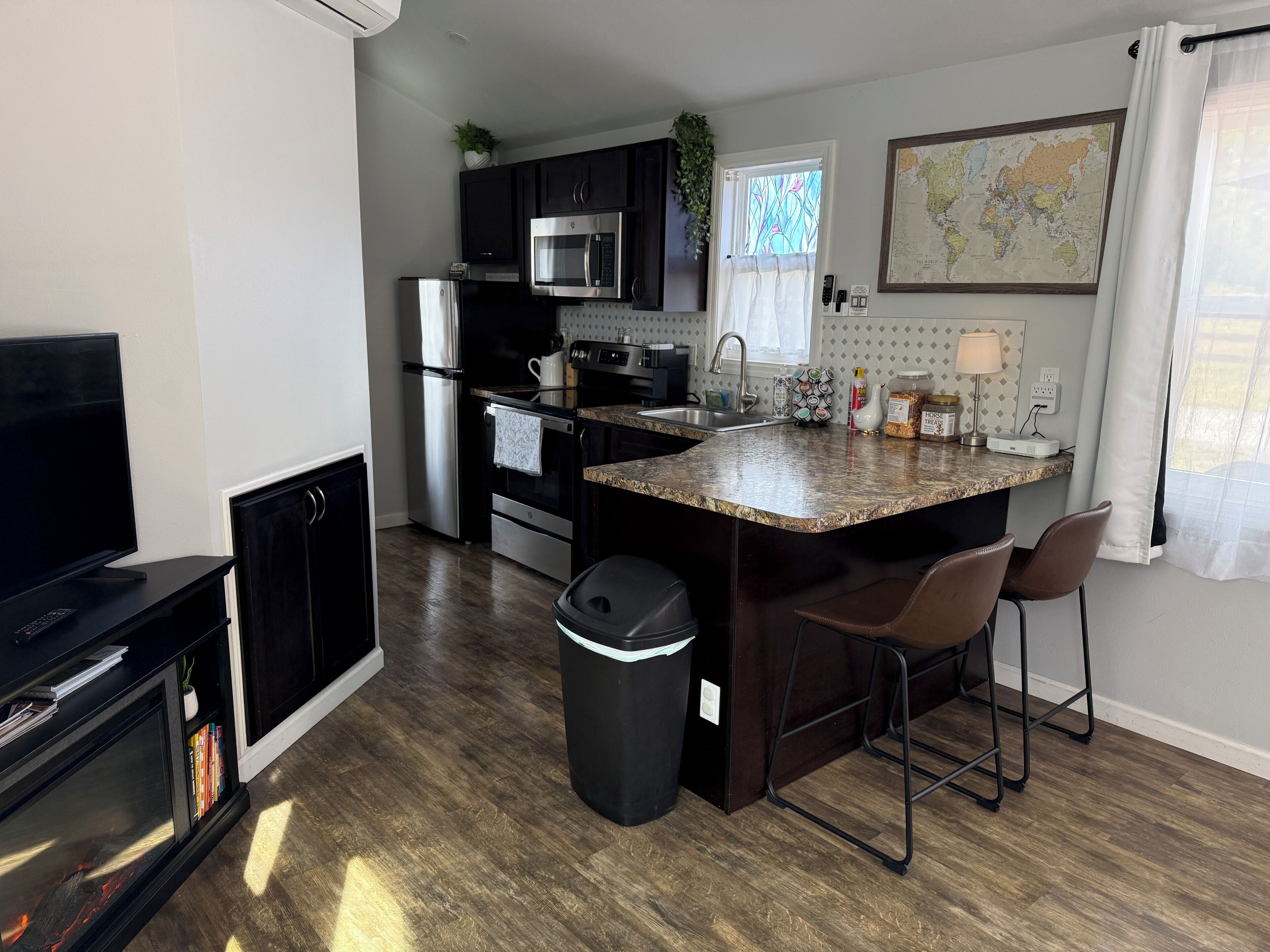 Microondas, placa de cocina, lavavajillas