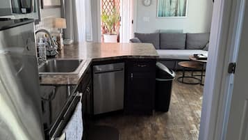 Microondas, placa de cocina, lavavajillas