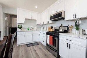 Fridge, microwave, oven, stovetop - Cozy Modern 2BR Condo with free Parking (Los Angeles)