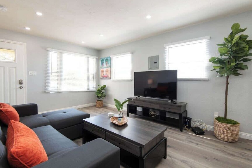 Cozy Modern 2br Condo With Free Parking - 패서디나