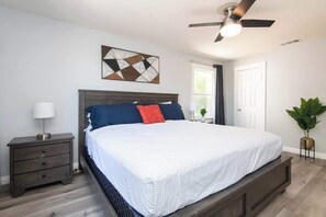 3 bedrooms, iron/ironing board, WiFi, bed sheets - Cozy Modern 2BR Condo with free Parking (Los Angeles)