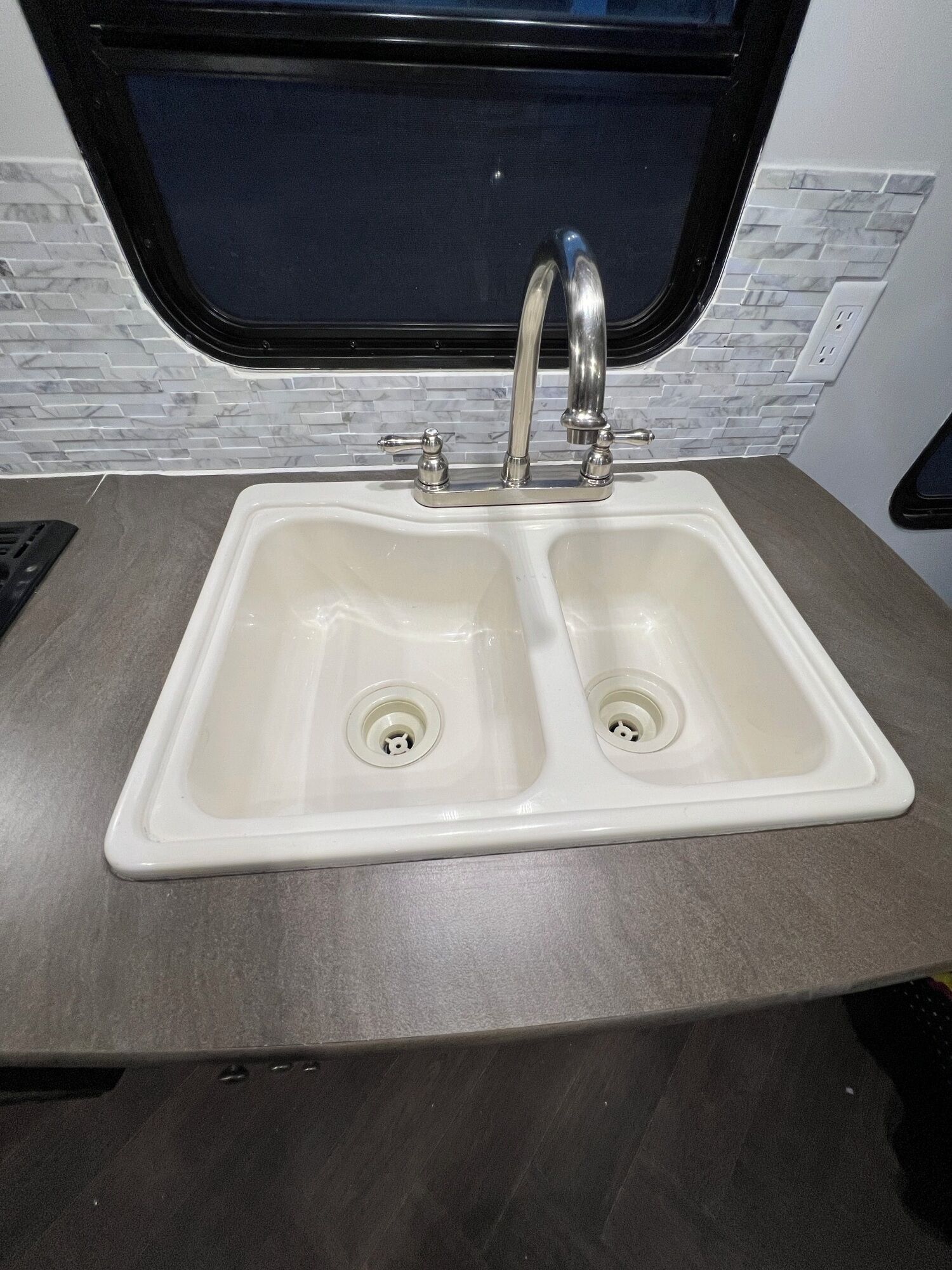 Hiustenkuivaaja, pyyhkeet, saippua, vessapaperi