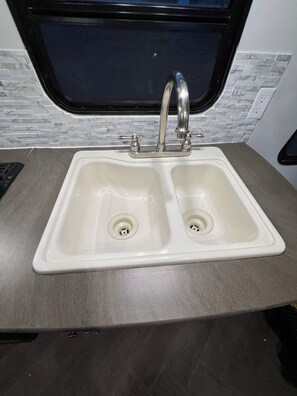 Hiustenkuivaaja, pyyhkeet, saippua, vessapaperi