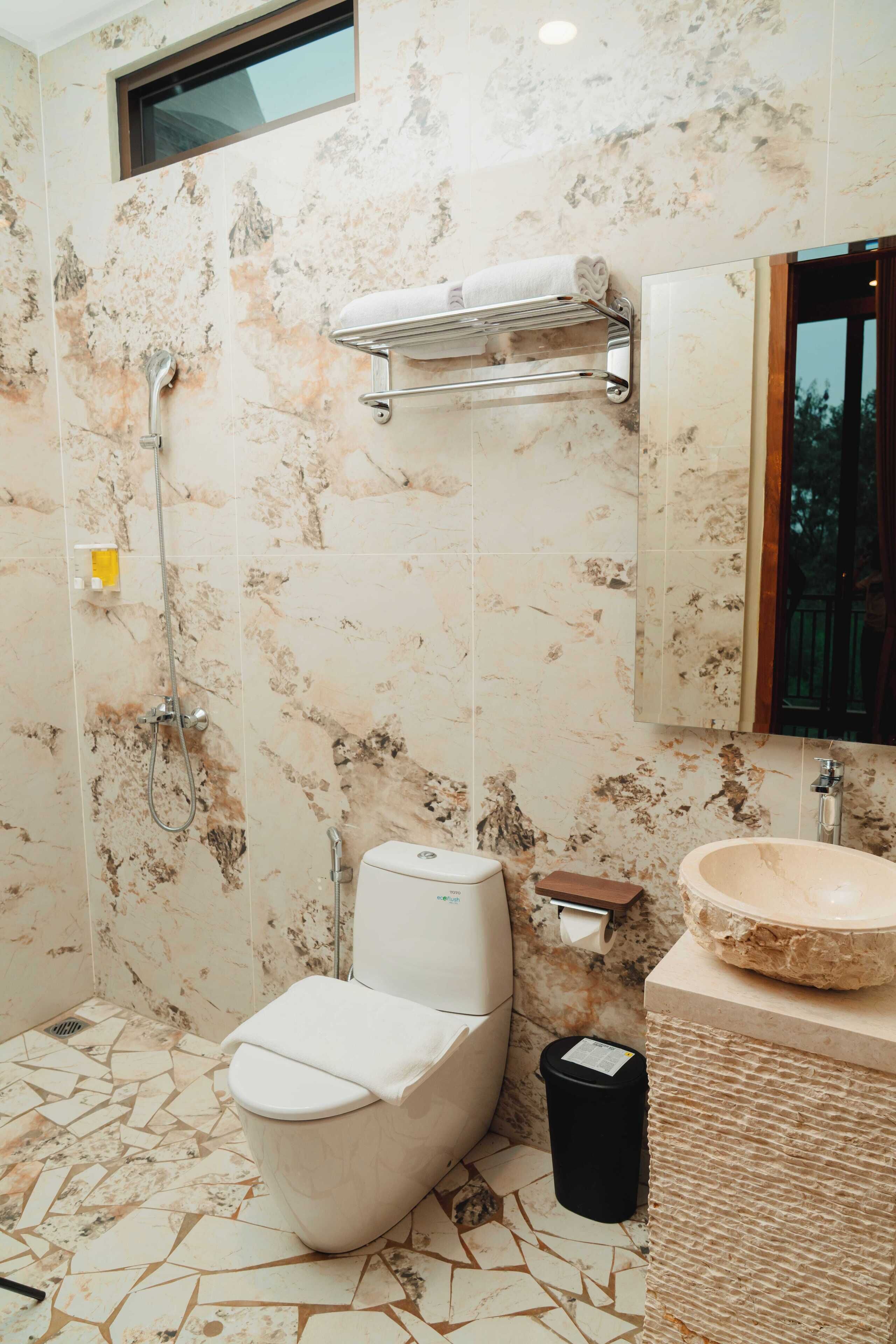 Dusche, Hausschuhe, Handtücher, Seife