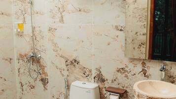 Dusche, Hausschuhe, Handtücher, Seife