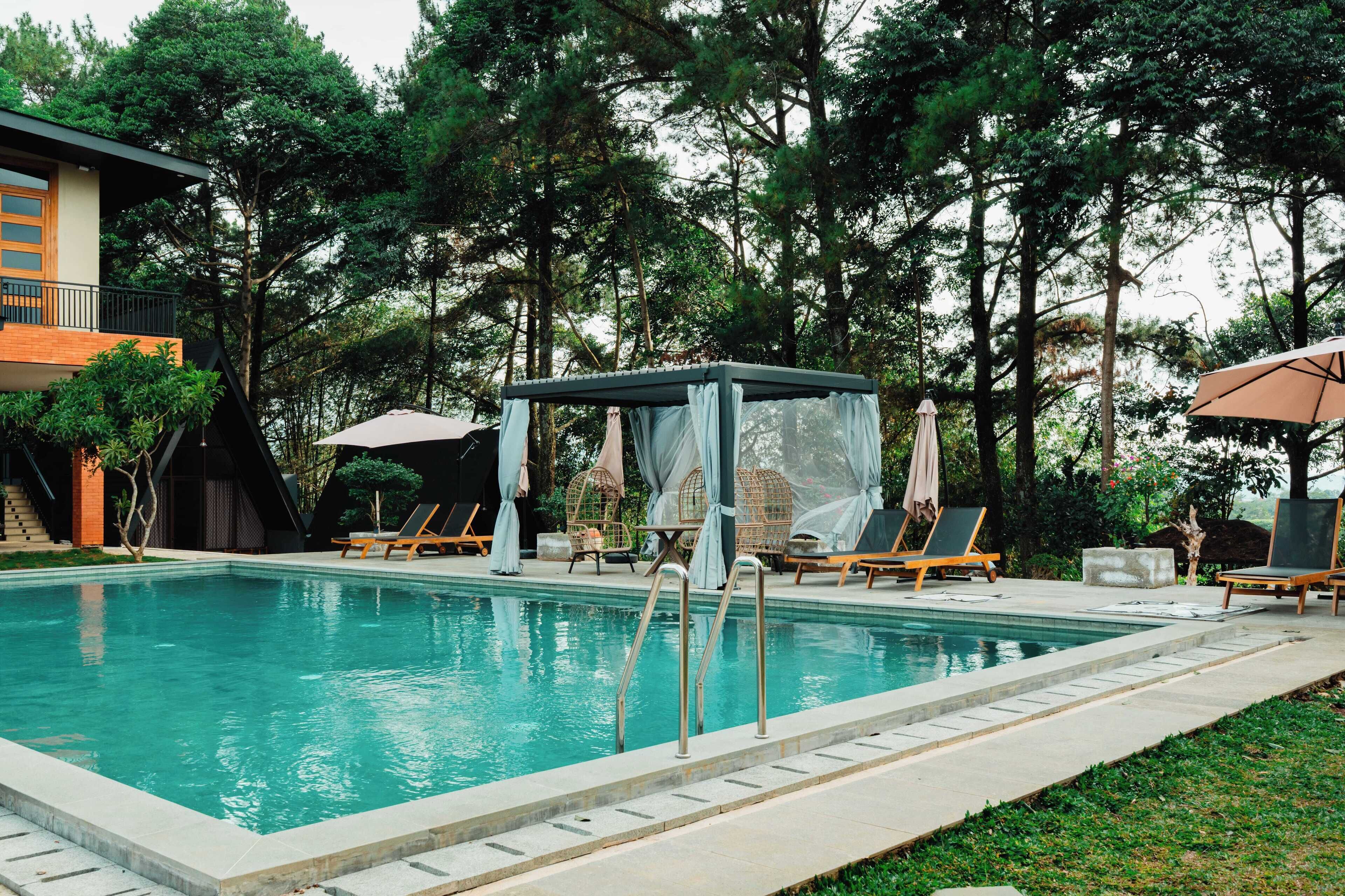 Una piscina al aire libre