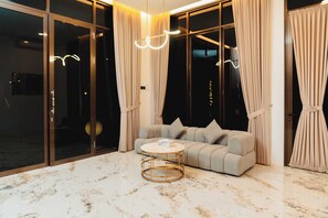 Suite, 1 letto king | Area soggiorno
