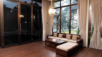 Suite, 1 King Bed | Living area